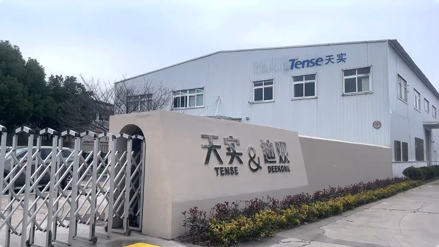 加载视频：